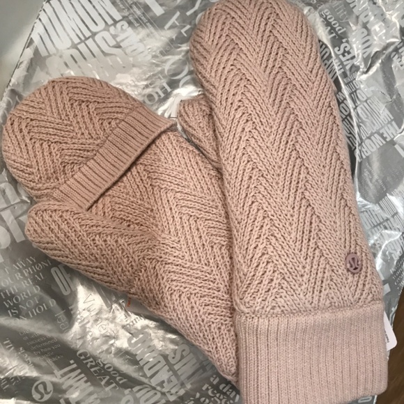 🦄NWT Lululemon Sherpa Weave Mittens Pink - Picture 5 of 9